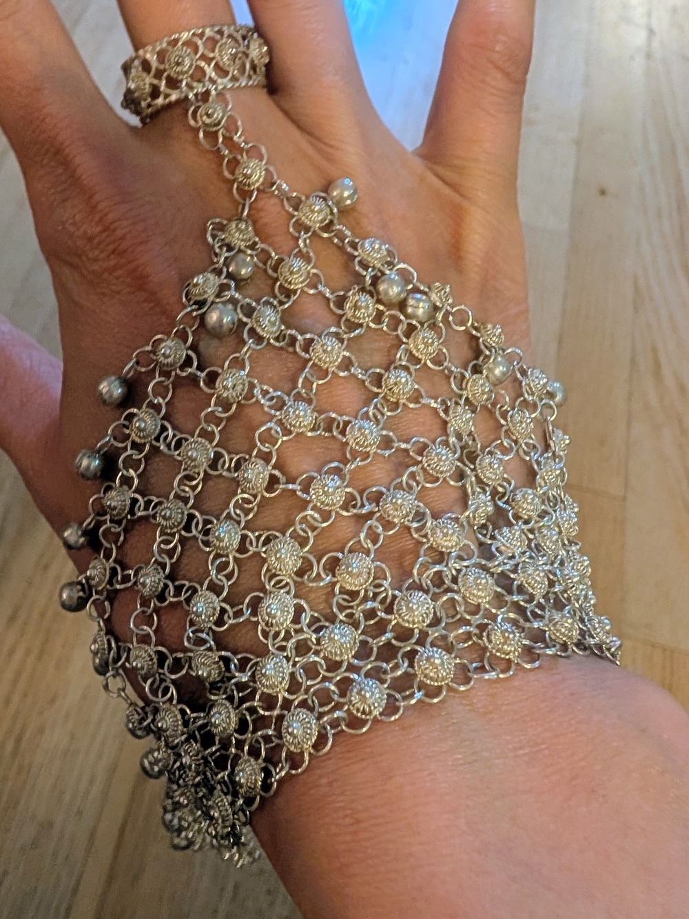 Vintage Silver-Tone Hand Chain Bracelet - Elegant Floral Mesh